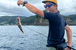 釣りを楽しむ辻啓さん