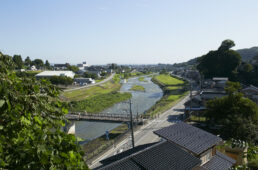 西町の展望台から望む井田川