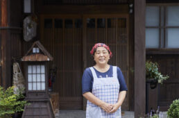 なかやを営む婦人