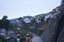 西町へと続く急坂