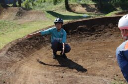 ライン取りを説明する高橋コーチ