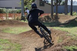 バームを走行する参加者