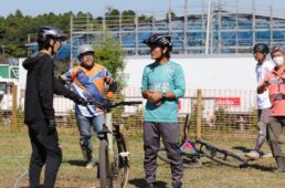 参加者個々にアドバイスする高橋コーチ