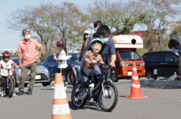 自転車に乗って笑顔を見せる子供