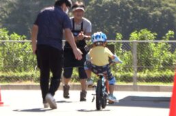 サドルから手を離すお父さんと自転車に乗れた子供