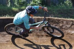 バーム走行のデモで走る高橋コーチ