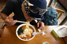 ラーメンを食べるシシャチョー