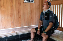 足湯に浸かるシシャチョー