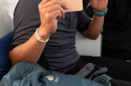 駅の売店で湿布をもらったシシャチョー