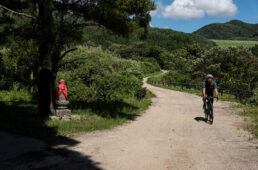 旧街道ならではの地道を走る