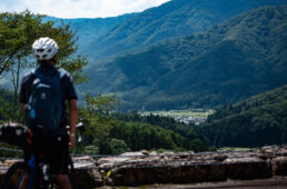 峠の途中から大内宿を見下ろす