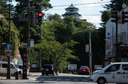 交差点からの会津若松城の天守