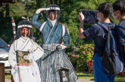 中学生と一緒に写真を撮るシシャチョー