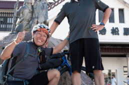 白虎隊の像の前で記念撮影