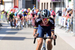 アタックする辻洸之介