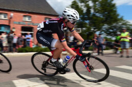 アタックする安川尚吾