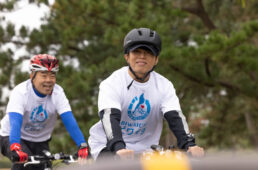 「ビワイチの日」記念サイクリングを走る西川貴教さんと三日月滋賀県知事