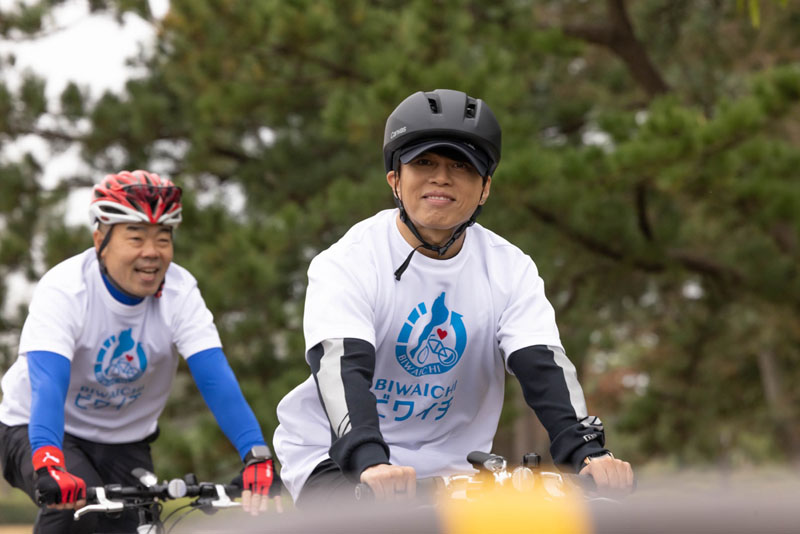 「ビワイチの日」記念サイクリングを走る西川貴教さんと三日月滋賀県知事