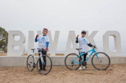 BIWAKOの立体ロゴを背にした西川貴教さんと三日月知事