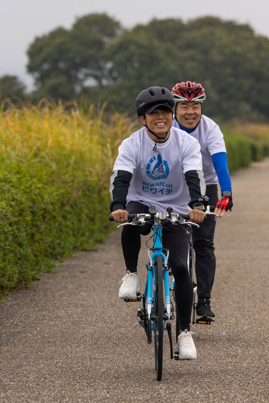 烏丸半島をスタートする西川貴教さんと三日月知事
