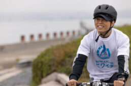 ビワイチのオフィシャルTシャツを身にまとって琵琶湖岸を走る西川さん