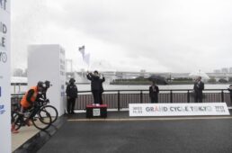 スタートの合図をする小池都知事