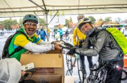 参加証を渡す飯島誠さん