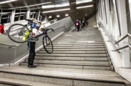 ゆりかもめ新橋駅の階段