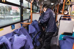 バスの車内に自転車を固定