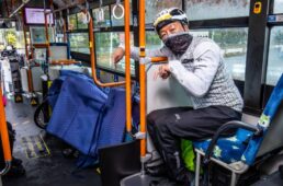 貸切バスの車内