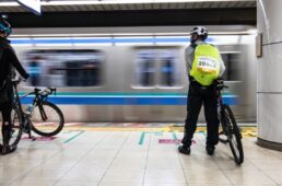 電車を待つシシャチョー