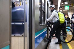 電車に乗るシシャチョー