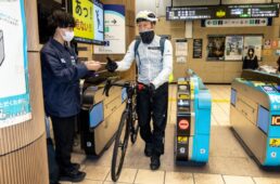 改札を出るシシャチョー