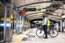 電車を待つシシャチョー