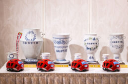 自転車甲子園のトロフィーと副賞のヘルメット