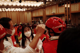 ヘルメットメーカーの担当者が被り方を採点