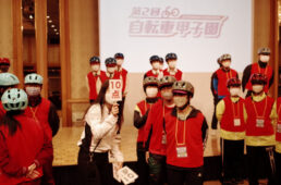 ヘルメットメーカーの担当者が被り方を採点