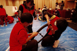 パンク修理する生徒