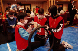 パンク修理する生徒