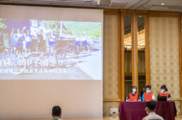 自転車に関するスピーチをする高校生