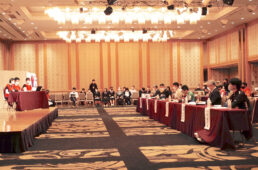 自転車に関するスピーチをする高校生