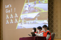 自転車に関するスピーチをする高校生