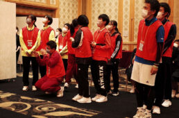 最優秀校の発表を聞く生徒