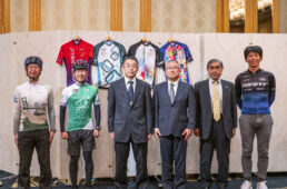 自転車甲子園の審査員ら