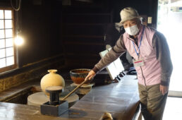 濱田庄司について説明するボランティア