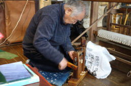 作業する日下田正さん