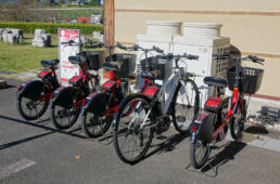 笠間工芸の丘のサイクルポートに並ぶシェアサイクル
