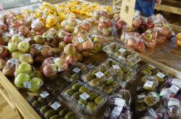 道の駅かさまに並ぶ農作物