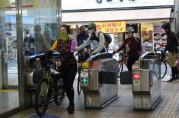 秋津駅南口改札を、サイクルトレインの参加者が次々と通過