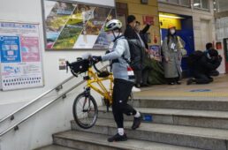 自転車を持って秋津駅の階段を下りる
